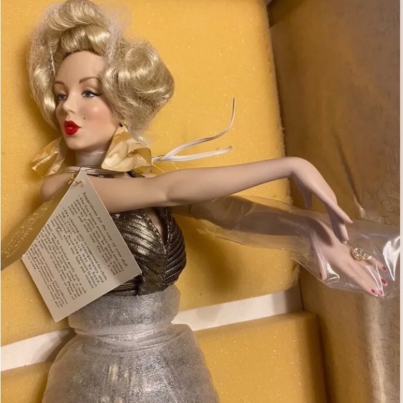 Stunning, brand new PERFECT Marilyn Monroe doll, never removed from her box! - Picture 4 of 11